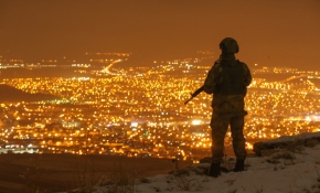 En uzun gecede eller tetikte