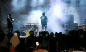 Endonezya'da dalgalar konser alanını vurdu