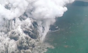 Endonezya'daki yanardağ havadan görüntülendi