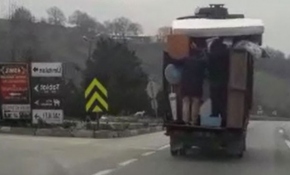 Eşya yüklü kamyonetin arkasında tehlikeli yolculuk