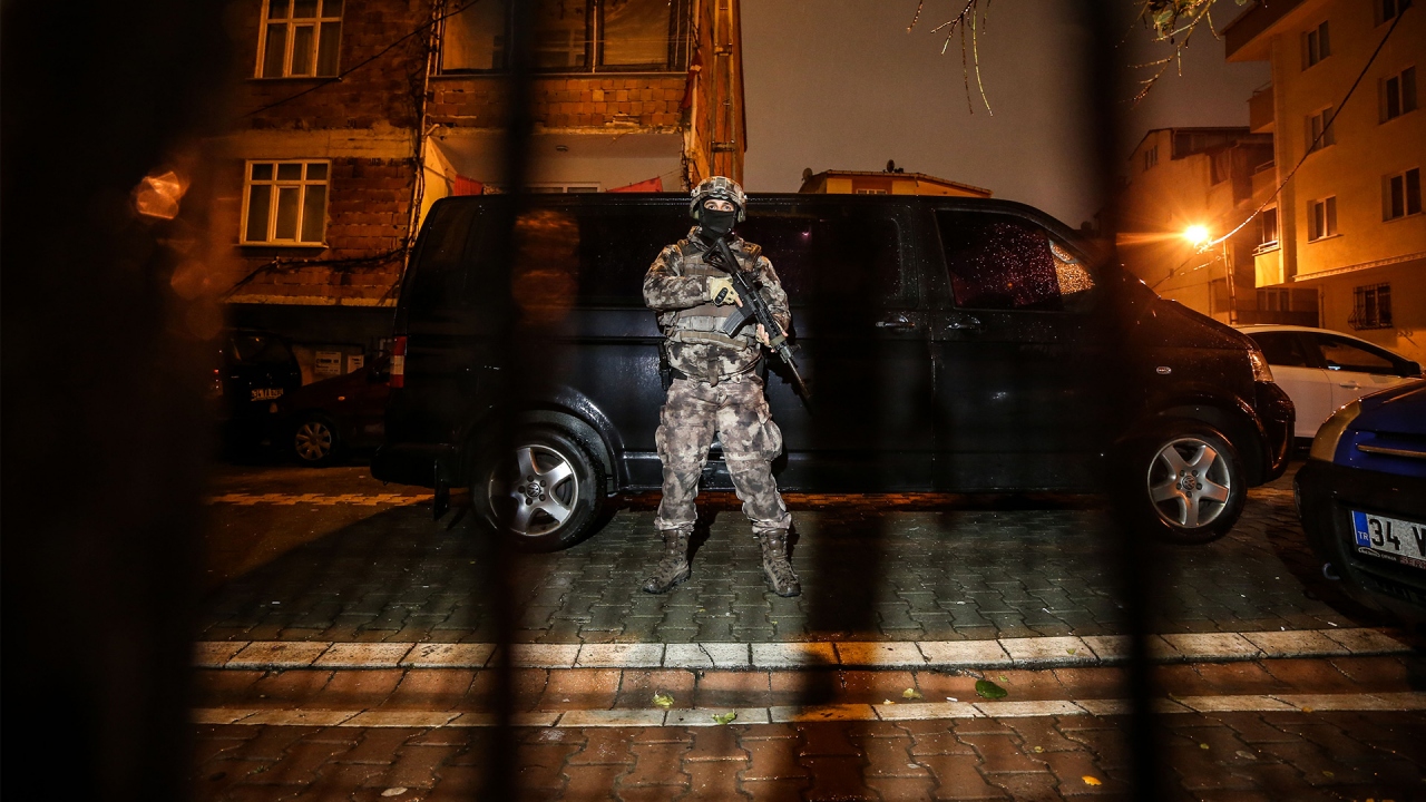 İstanbul Emniyet Müdürlüğü Narkotik Suçlarla Mücadele Şube Müdürlüğü ekipleri, uyuşturucu madde ticareti yapan şüphelilerin yakalanmasına yönelik çalışmalarını sürdürüyor.