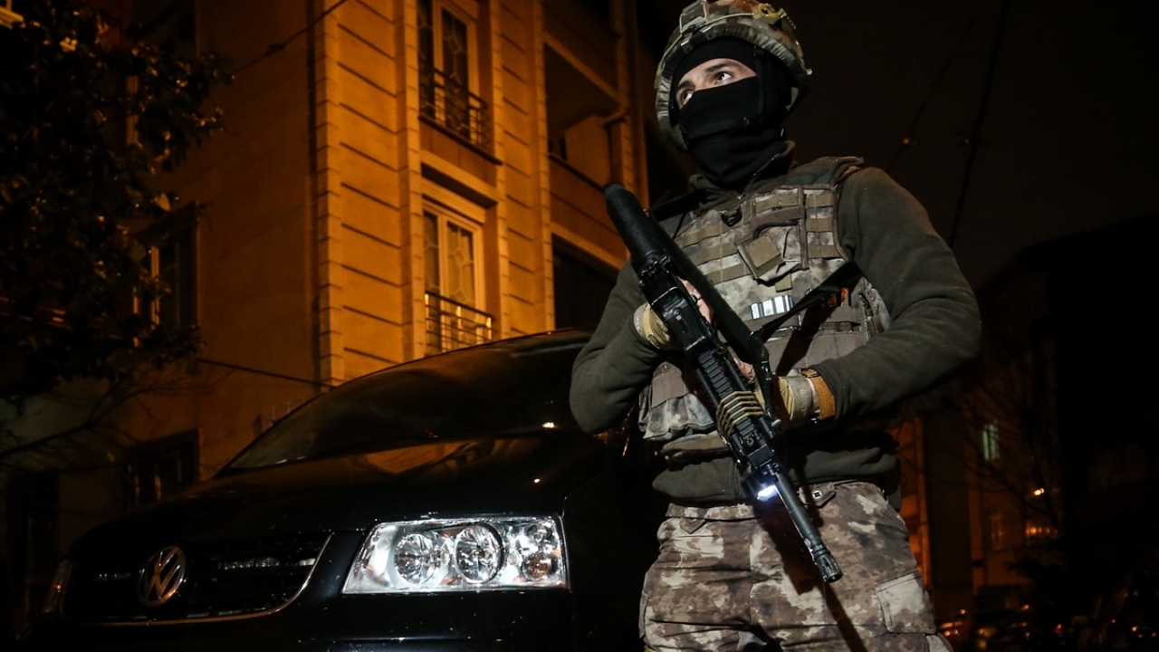 Bu kapsamda yaklaşık 6 aylık fiziki ve teknik takip sonucunda tespit edilen şüphelilerin yakalanması için özel harekat polislerinin de desteğiyle Esenyurt ve Beylikdüzü`nde önceden belirlenen 32 adrese eş zamanlı operasyon düzenlendi.