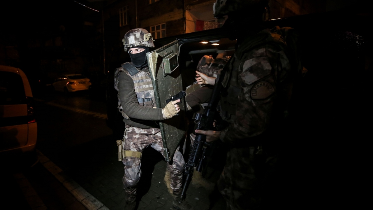 Sabahın erken saatlerinde gerçekleştirilen baskınlara 250 polis katıldı.