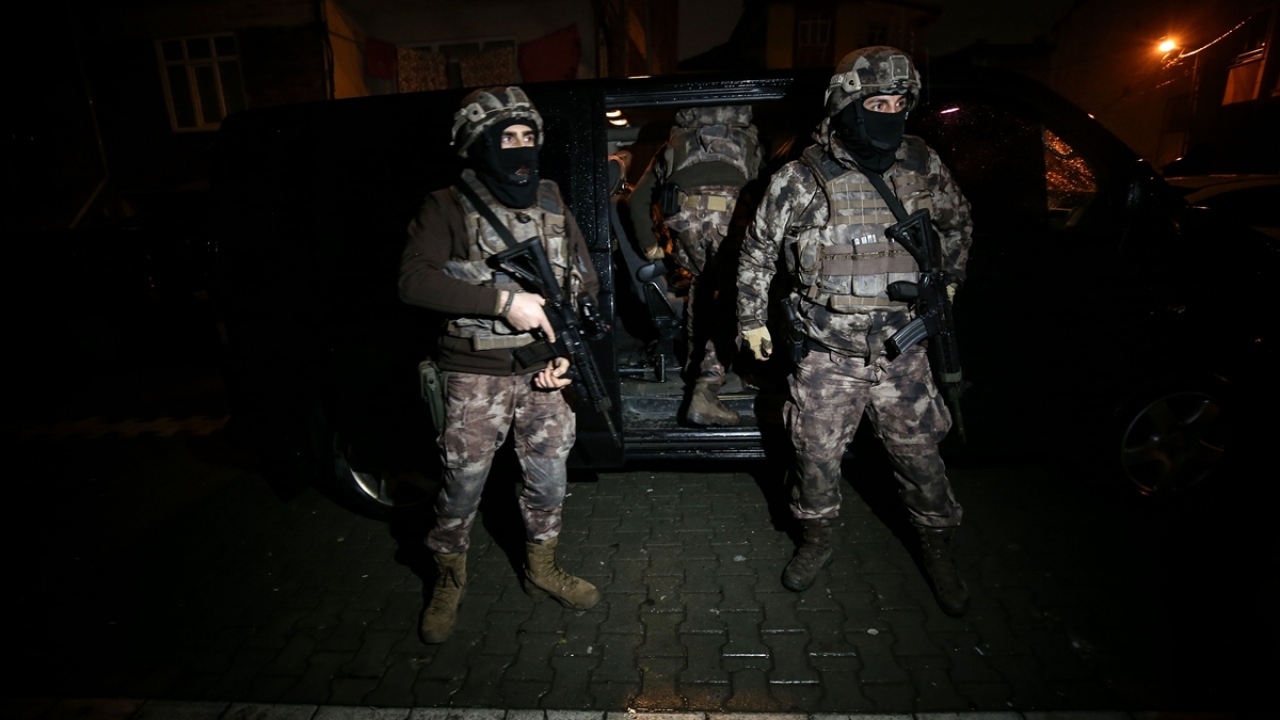 Baskın yapılan adreslerdeki aramalarda bir miktar uyuşturucu ele geçirilirken, 40 şüpheli de yakalandı.