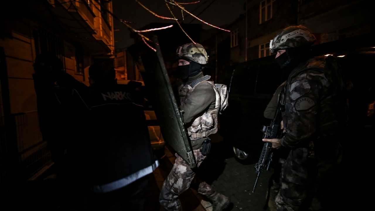 Uyuşturucu ticareti yaptığı iddiasıyla gözaltına alınan 40 şüpheli, sağlık kontrollerinin ardından ifade işlemleri için İstanbul Emniyet Müdürlüğüne götürüldü.