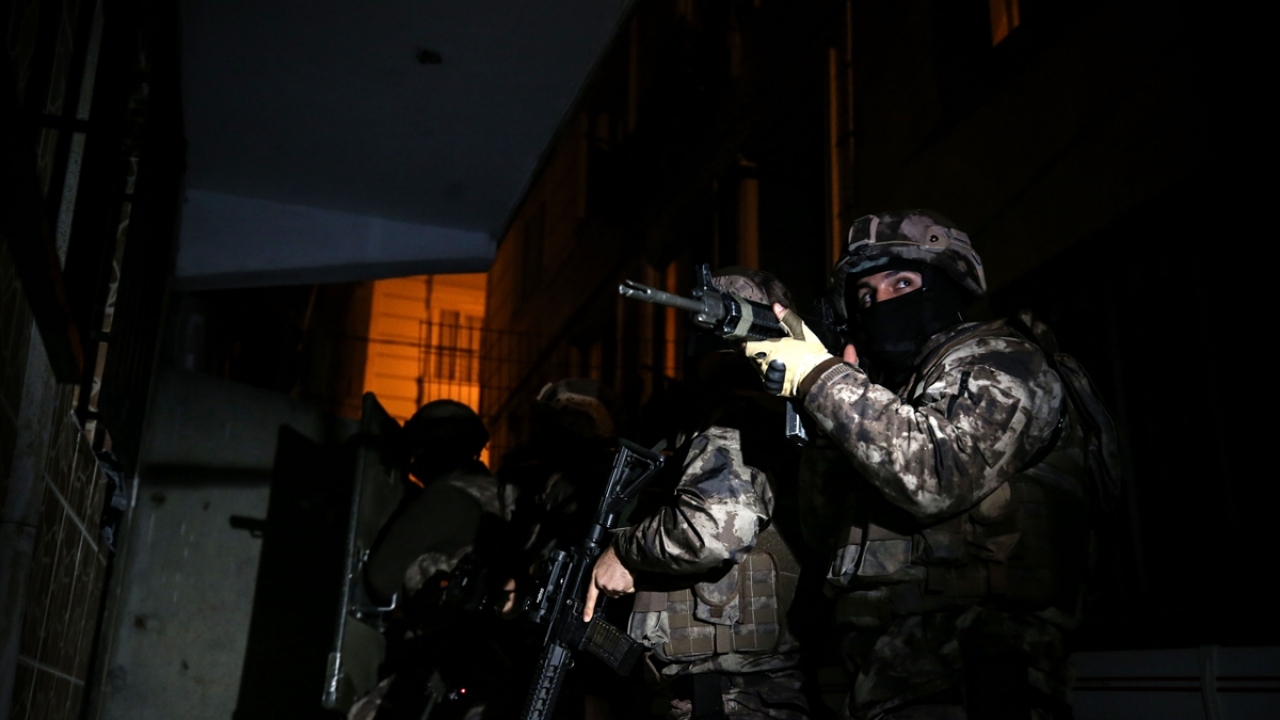 Bu arada, uyuşturucu ticareti yapan kişilerin yakalanmasına yönelik çalışmaların aralıksız devam ettiği bildirildi.