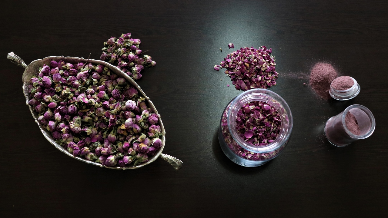 Özel fırınlarda düşük sıcaklıklarda kurutulan gonca gül, yaprak ve toz haline getirilerek çay haline getiriliyor. Yurt içinde de rağbet gören gül çayı, çeşitli ülkelerden talep görüyor.