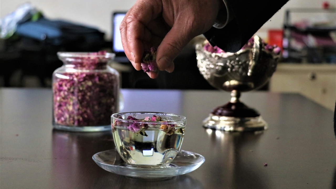 Gül çayının tamamen doğal yöntemlerle yapıldığını aktaran Poyraz, şöyle konuştu: