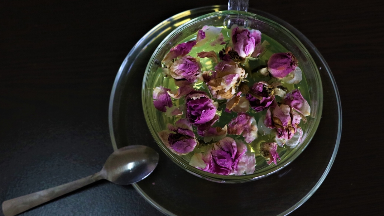 Poyraz, gülün daha çok kozmetik alanında kullanıldığını, yaptıkları gül çayıyla kullanım alanını genişlettiklerini ifade etti.