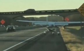 ABD'de bir uçak otobana acil iniş yaptı