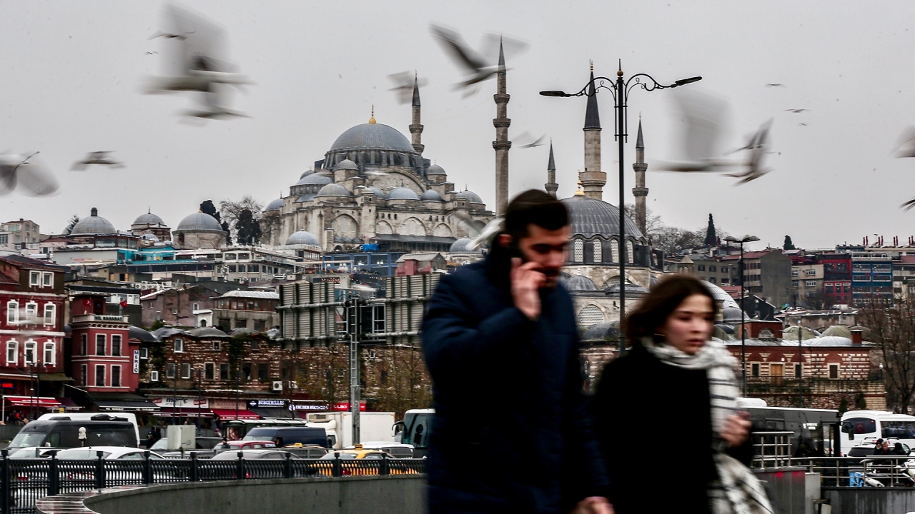 İstanbul’da yağmur sonrası, Süleymaniye Camisi, martılarla birlikte güzel görüntü oluşturdu.