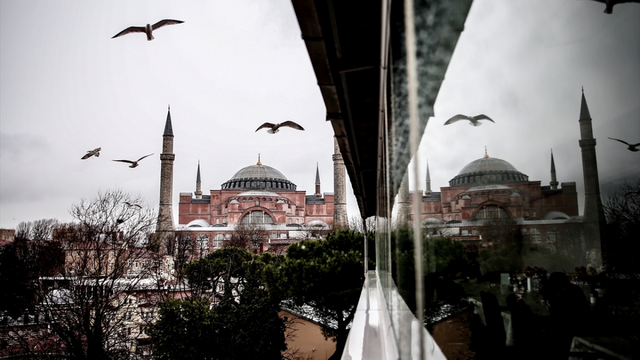 İstanbul’da yağmur sonrası, Ayasofya güzel görüntü oluşturdu.