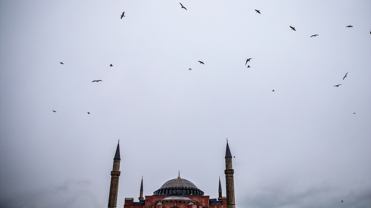 İstanbul’da yağmur sonrası, Ayasofya güzel görüntü oluşturdu.