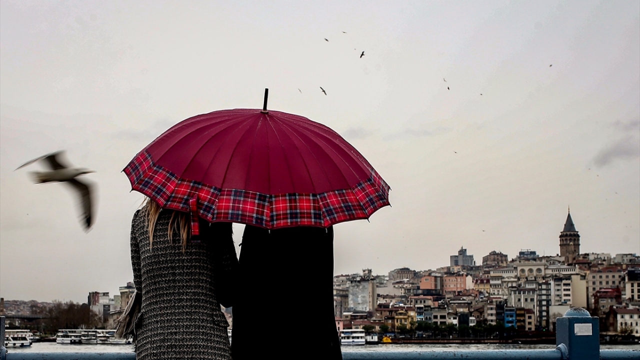 İstanbul’da yağmur sonrası, Galata Kulesi güzel görüntü oluşturdu.