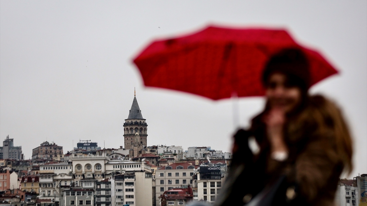 İstanbul’da yağmur sonrası, Galata Kulesi güzel görüntü oluşturdu.