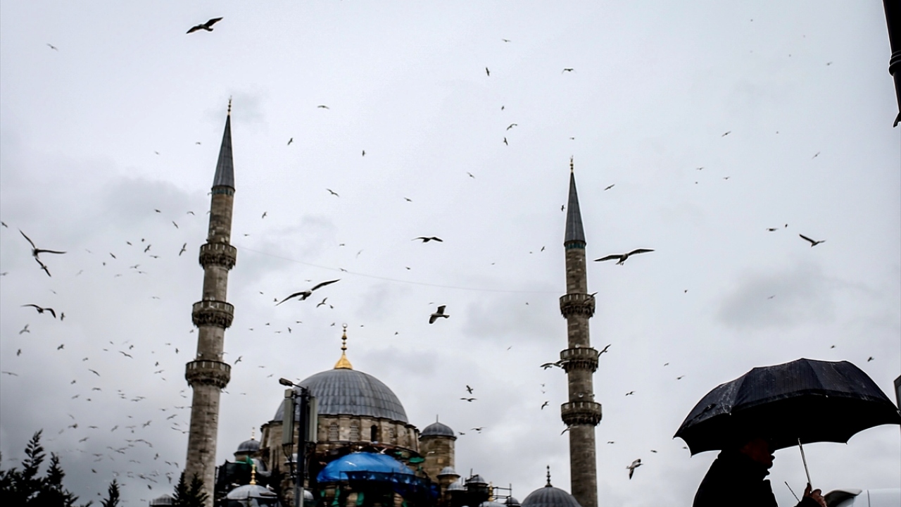 İstanbul’da yağmur sonrası, Yeni Camii güzel görüntü oluşturdu.