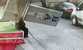 Dev tabela yaşlı adamın üzerine düştü