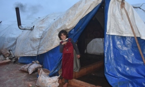 Çocuklarının elbiselerini yakarak ısınıyorlar