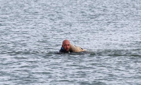 Donmak üzere olan köpeği buzları kırıp kurtardı