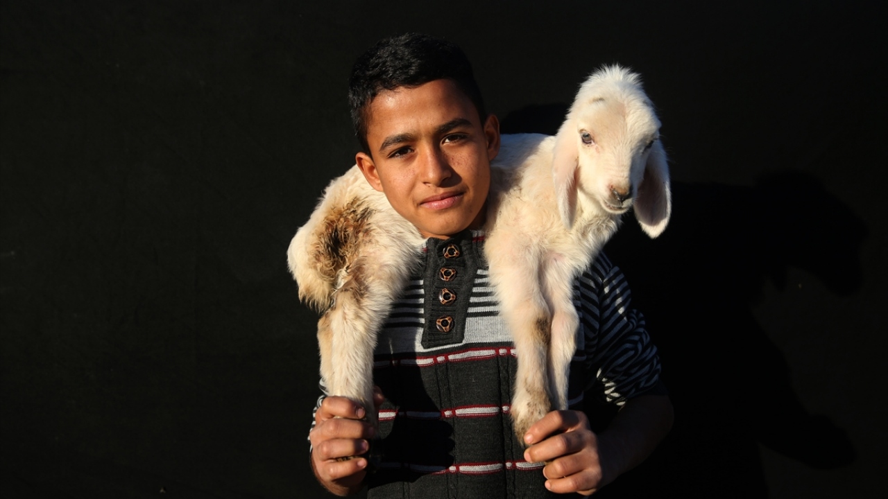 Salih Çetin, okuldan sonra ailesine yardımcı olmaya çalışıyor.