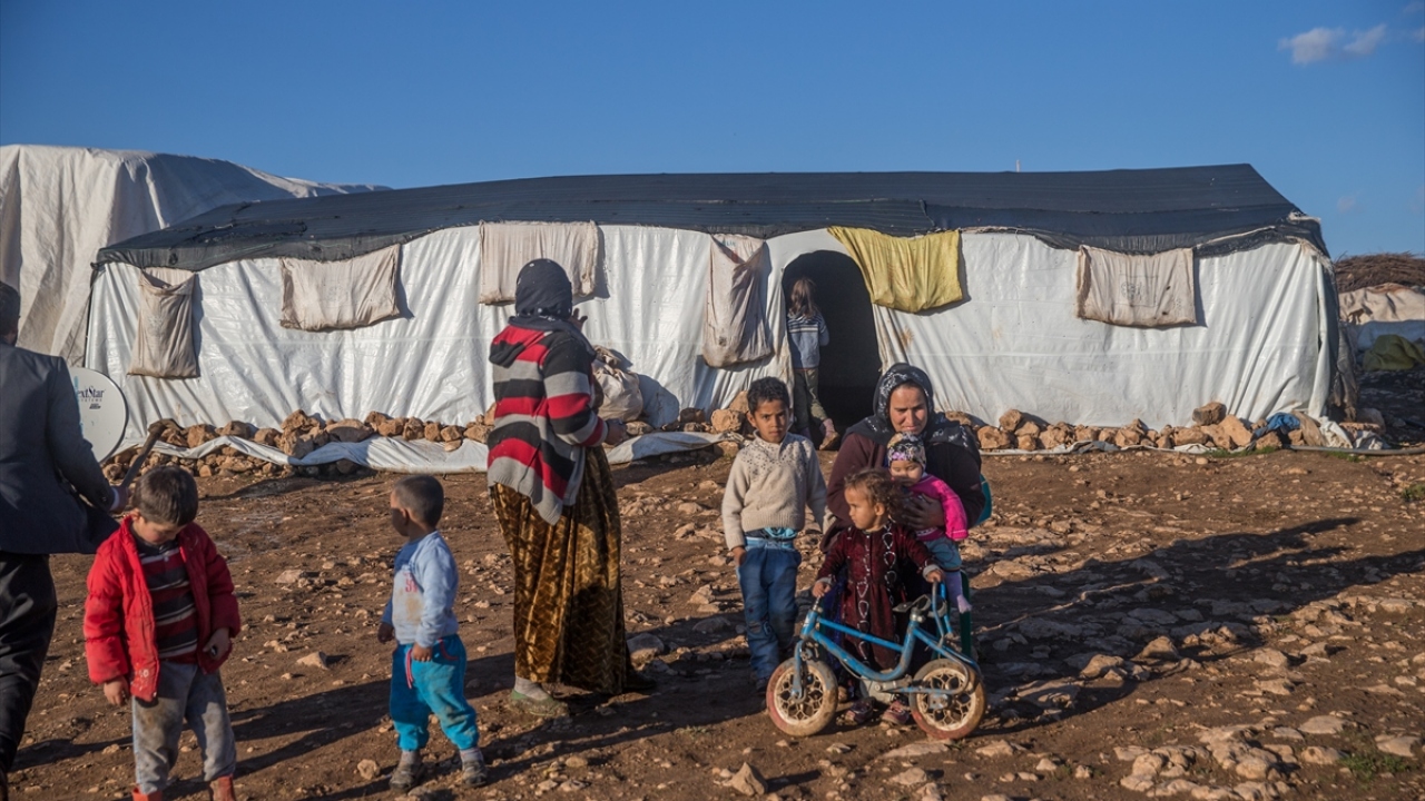 Hayvancılığa uygun kentin farklı bölgelerinde kurdukları çadırlarda kış ve ilkbaharı geçiren göçerler, bu nedenle eğitimden sağlığa, teknolojiden sosyal hayata kadar pek çok imkandan mahrum bir yaşam sürmek zorunda kalıyor.