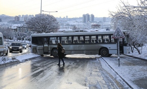 Ankara’da buzlu yollar sürücüleri zorladı