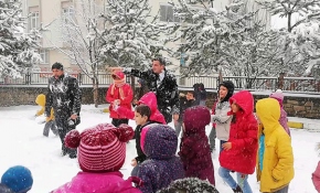 Kaymakam, çocuklarla kar topu oynadı