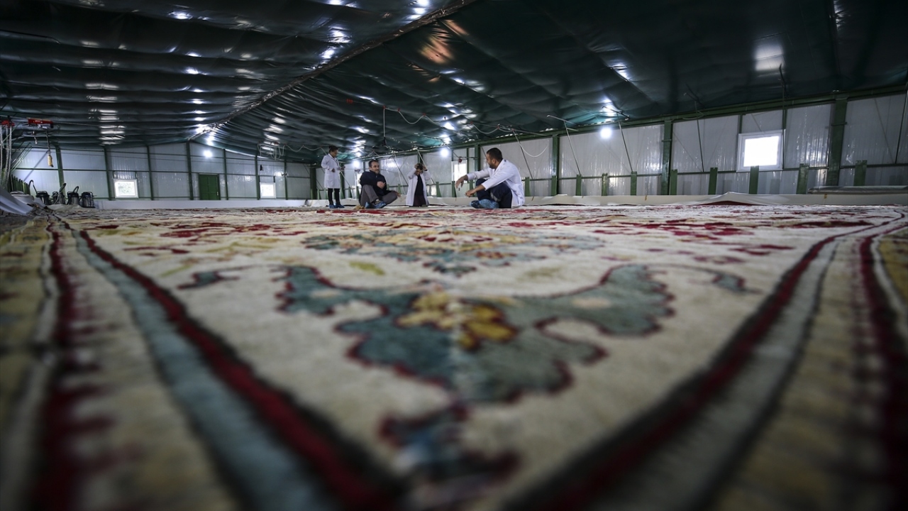 Ölçülerinden ötürü Yıldız Şale Köşkü`ne zor bir şekilde sokularak Tören Salonu`nun zeminine serilen halı, 120 yılın ardından ilk defa salondan çıkarıldı.