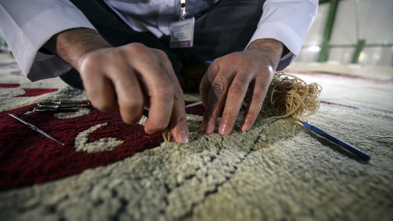 Halının bulunduğu tören salonunun, tavan ve yan duvar desenleriyle bütünleşik bir görüntü arz edecek şekilde şemasının yapıldığını kaydeden Çapoğlu, şunları aktardı: