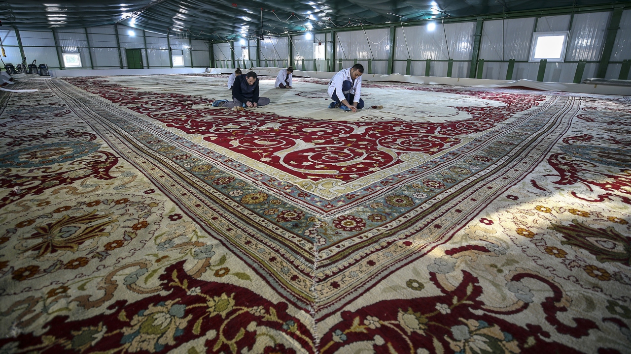 Sultan II. Abdülhamid döneminde, Alman İmparatoru II. Wilhelm`in ziyareti için 1897`de Hereke Halı ve İpekli Dokuma Fabrikası`nda yaptırılarak, salonun tamamını kaplayacak ölçüde dokundu.