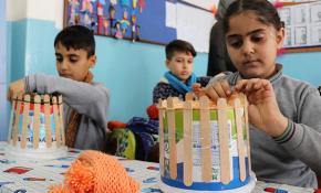 Öğrenciler köy okulundaki arkadaşları için örgü ördü