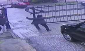 Ordu'da bir çocuk demir kapıda asılı kaldı