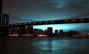 New Yorkluları korkutan mavi ışık