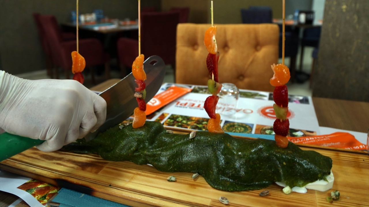 Erhoylu, katmerin özel kaymak, fıstık, fıstık ezmesi ve bal ile zenginleştilmiş hali olan bu yeni tatlıya "Antep Bombası" adını verdi.