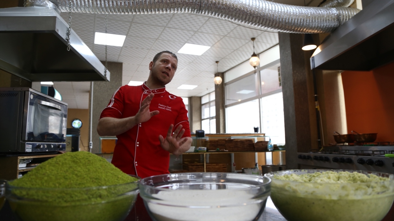 Yaptığı tatlı kısa sürede Konya`da ilgi gören Erhoylu, şimdilerde tatlıseverlerin taleplerine yetişmeye çalışıyor.