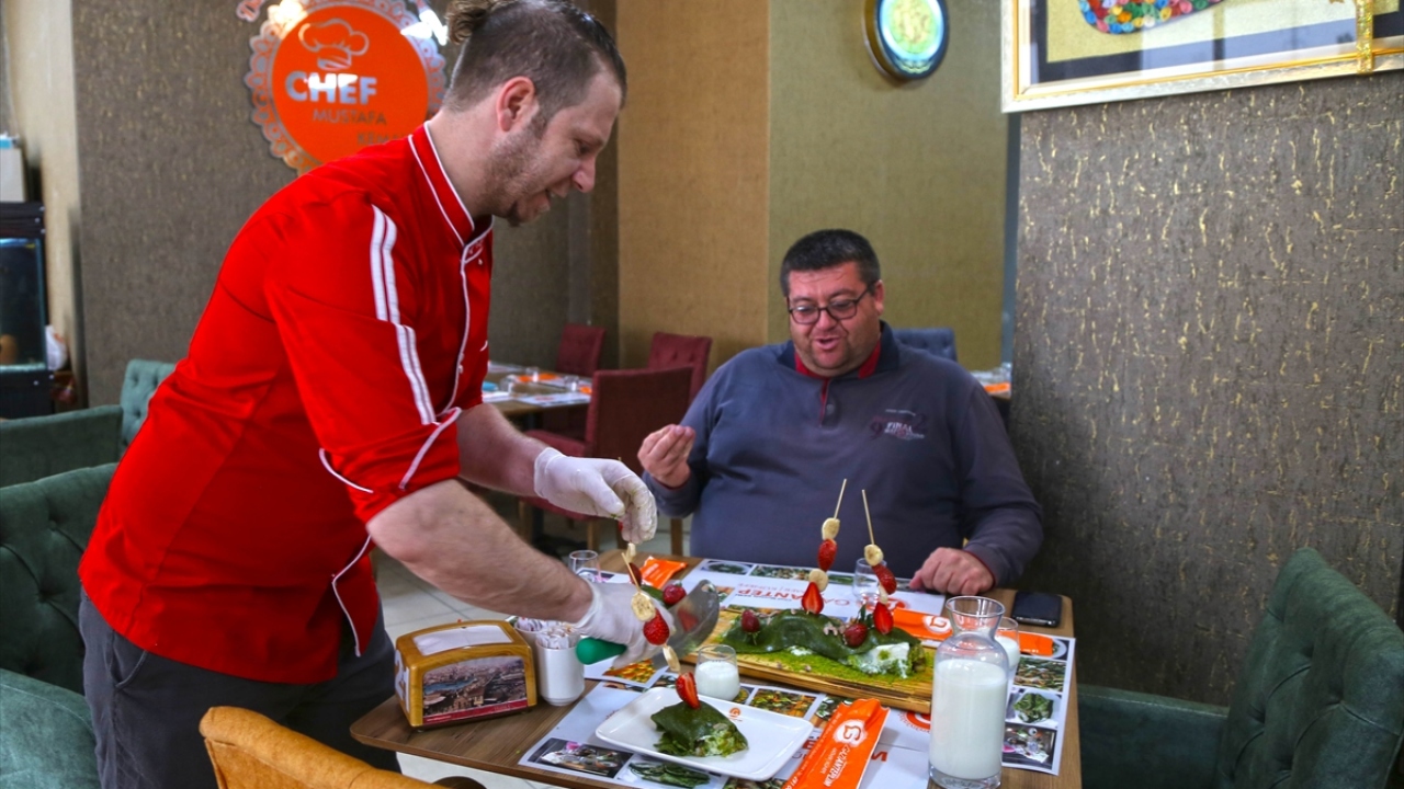 Yanında süt ve meyve ikram ediyor.