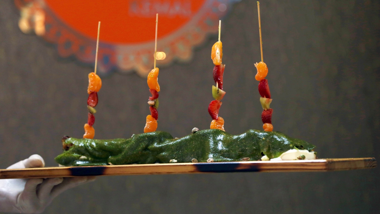 Mesleğe 13 yaşında başlayan 34 yaşındaki  Erhoylu, Gaziantep`in ünlü tatlısı katmeri zenginleştirip kendi ifadesiyle "yeni bir tatlı icat ederek" patentini aldı.