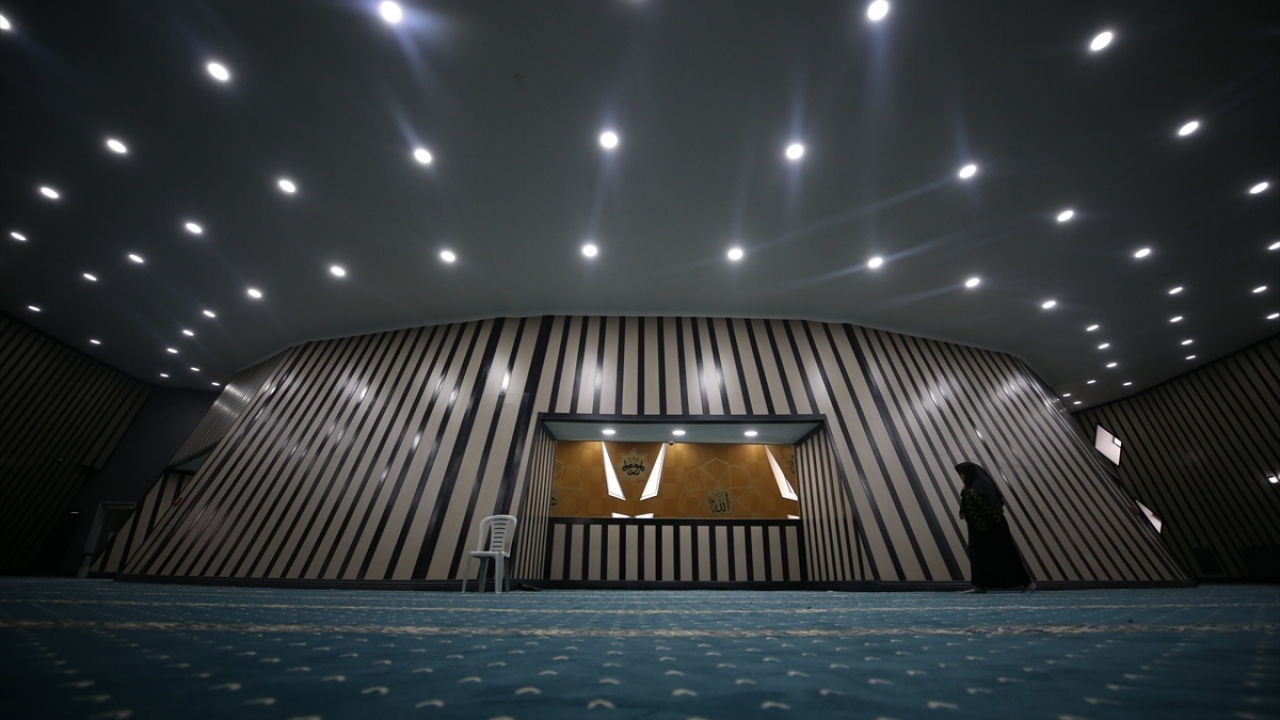 Namaz kılınan zemin kısmı üst katta oluşturulan cami, Cumhurbaşkanlığı forsunda ve bakanlıkların logolarında da ön plana çıkan 16 Türk devletini simgeleyen mimari tasarımla dikkati çekiyor.