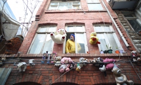 Çocukken sahip olamadığı oyuncaklar şimdi evinin duvarlarını süslüyor