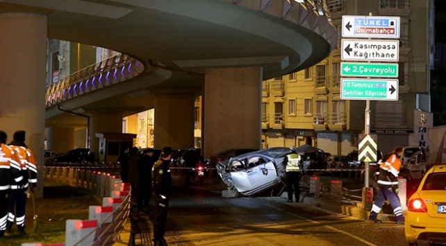 Şişli'de otomobil viyadükten düştü: 3 yaralı