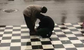 Suriyeli genç, engelli adamın ayakkabı bağcıklarını bağladı