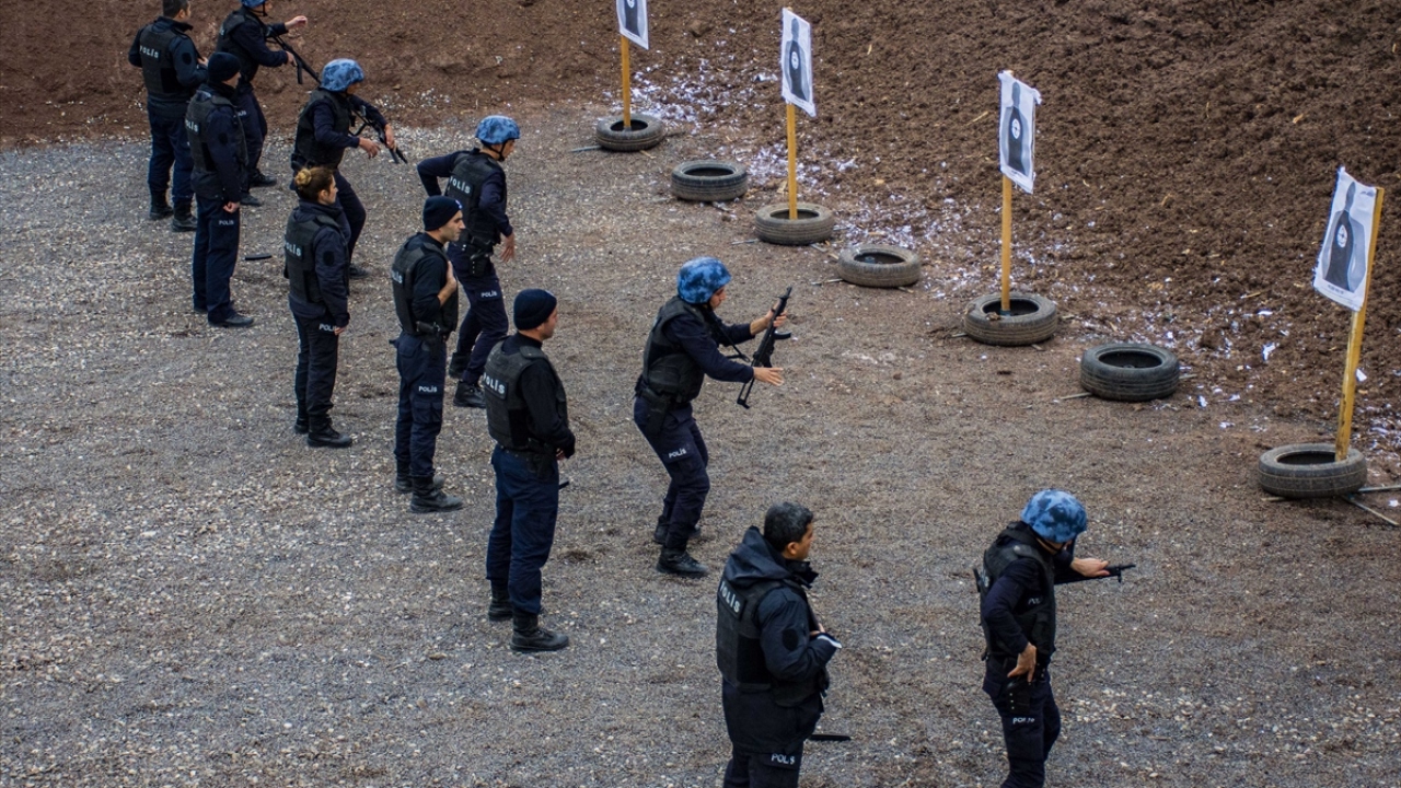 360 saatlik teorik ve uygulamalı dersin 148 saatinde silahla atış, müdahale yöntemi ve suçlu yakalama gibi teknikler öğrenen polis adayları, tabancanın yanı sıra emniyetin envanterinde bulunan uzun namlulu silahlarla da atış talimi yapıyor.