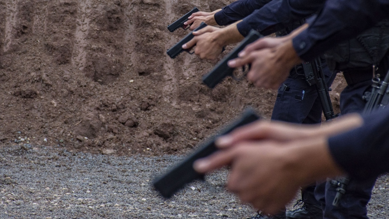Uzman eğitmenlerin kontrolünde yapılan uygulama eğitimlerinde polis adayları, uzun namlulu silah ve tabanca ile parkurda atışlar gerçekleştiriyor.
