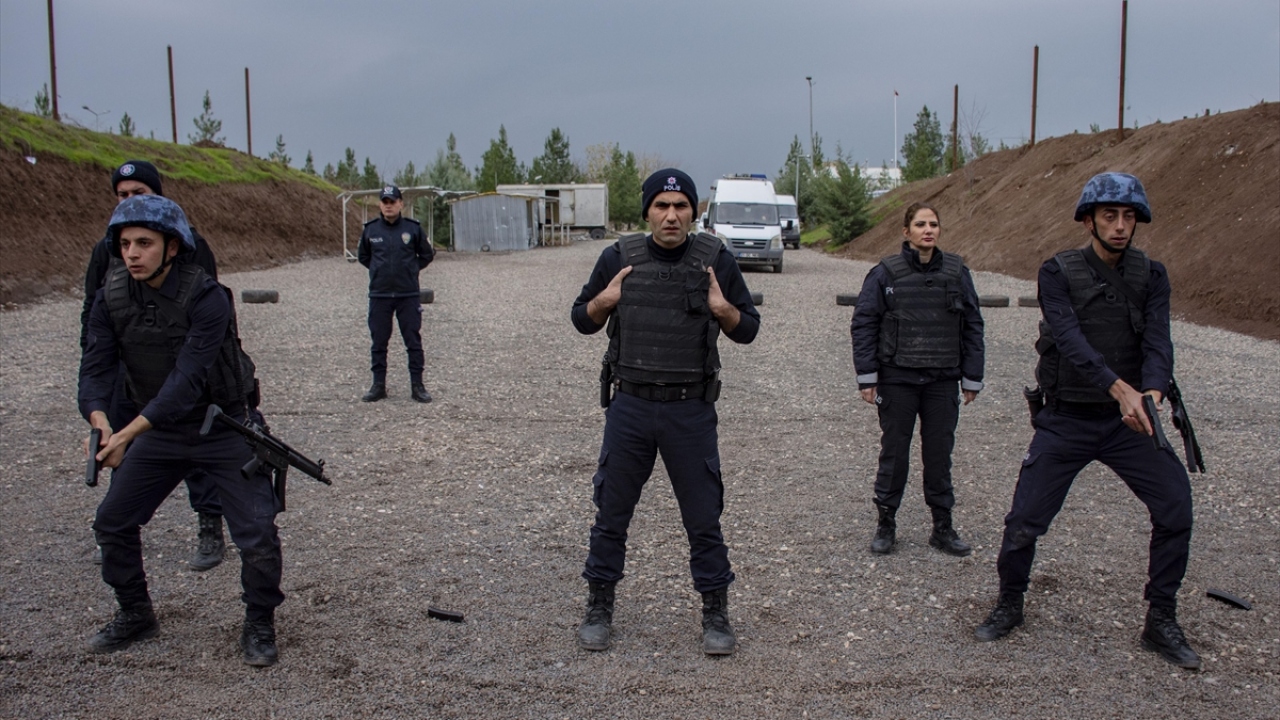 Pusudan kurtulma, polis müdahale yöntem ve tekniklerini öğrenen adaylar, bu teknikleri bol bol uygulama fırsatı buluyor.