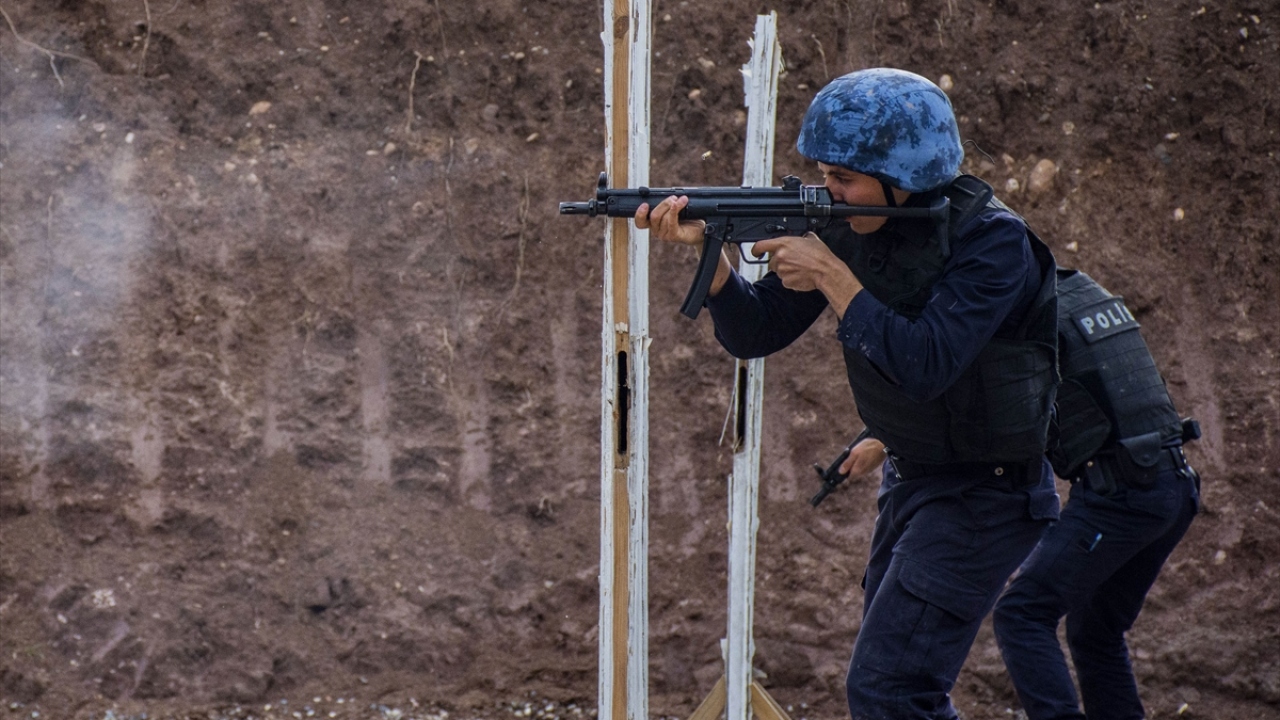 Günde 8 saatlik zorlu eğitimin ardından adaylar, kimi zaman spor kimi zaman da oyun salonunda boş vakitlerini değerlendiriyor, kafeteryada dinlenme fırsatı buluyor.