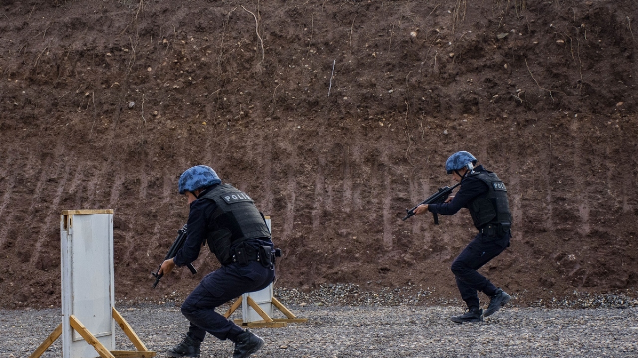 Eğitimlerin ardından bir hafta boyunca sınava tabi tutulan polis adaylarından başarılı olanlar polis memuru olmaya hak kazanıyor.