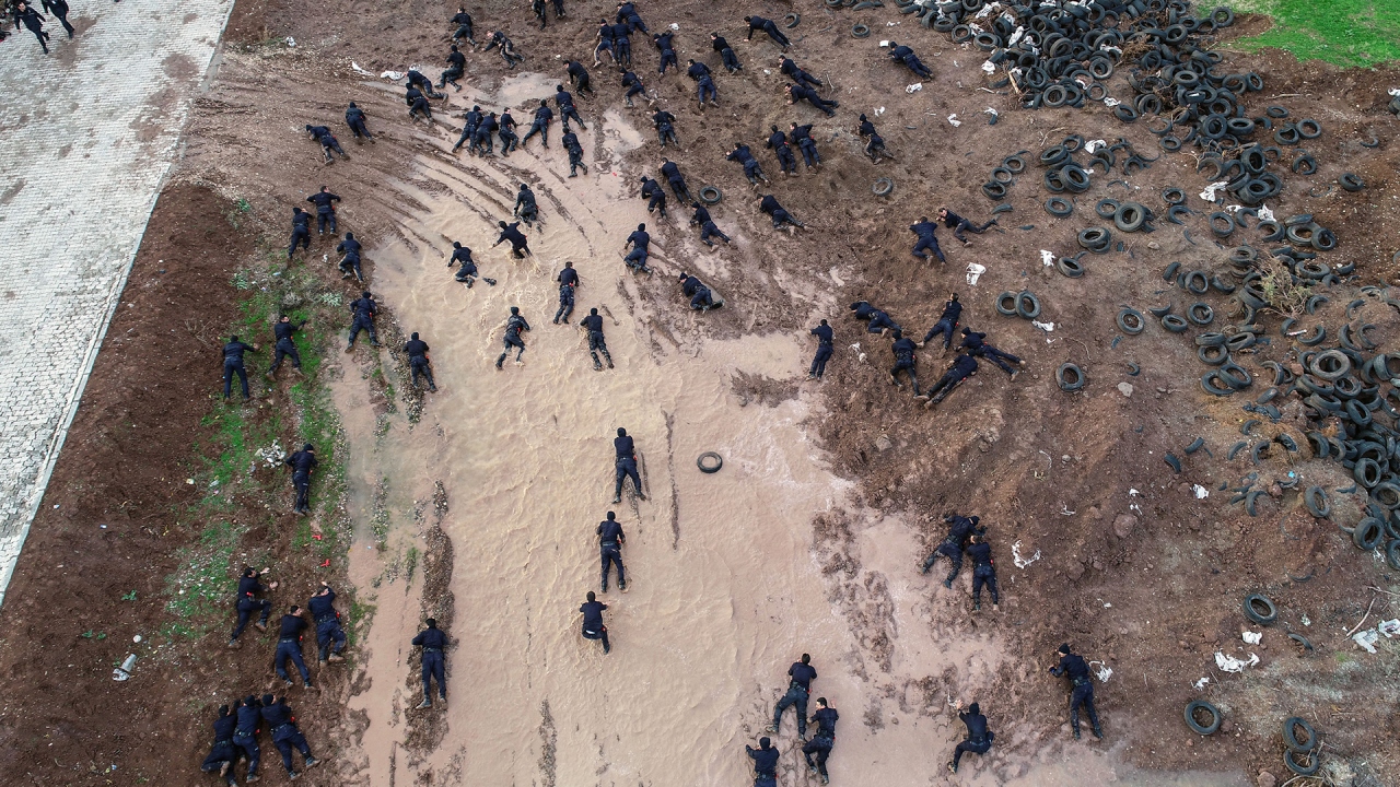 Emniyet Genel Müdürlüğünün polis ihtiyacının karşılanması için Polis Akademisine bağlı 4 aylık eğitimin verildiği POMEM`lerde, her yıl lisans ve önlisans mezunu yüzlerce genç, polis olabilmek için ter döküyor.