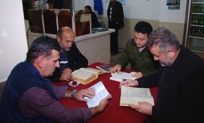 Sakarya'daki köy kahvesinde her gün okuma saati yapılıyor