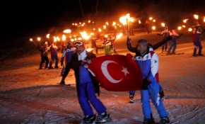 Meşaleli kayakçılar Uludağ’ı aydınlattı