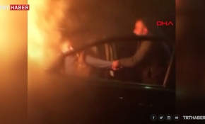 Yanan araçta uyuyakalan alkollü sürücü son anda kurtarıldı